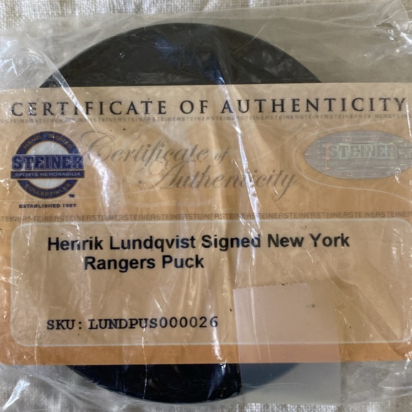 Henrik Lundqvist signed NY Rangers Puck Authentic - Picture 2 of 2